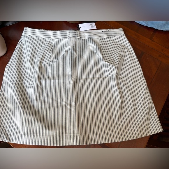 Banana Republic Skirt - Size 12 NWT - Picture 2 of 2